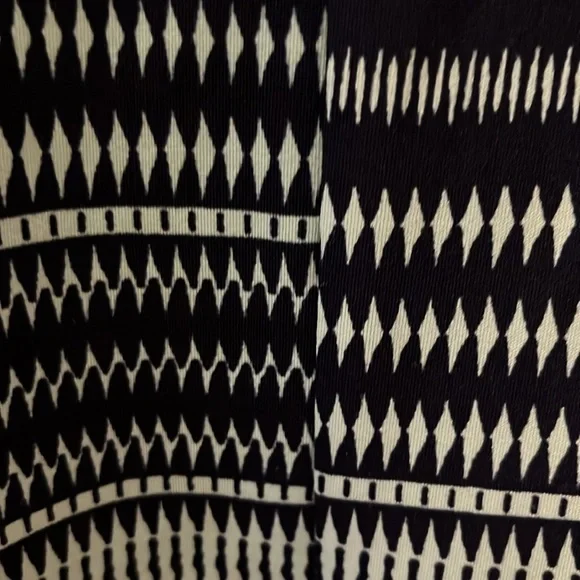 Lavish plus capped sleeved top. Navy blue with aqua colored pattern. Size 2XL - Picture 9 of 9